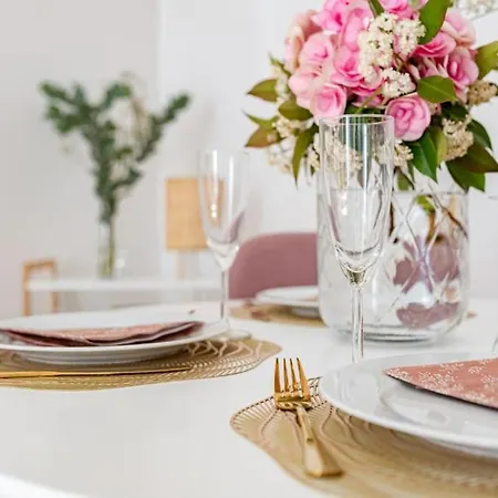 Garden Retreat By Downtown Rabbit Premium شقة