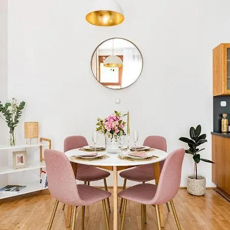 Garden Retreat By Downtown Rabbit Premium بودابست