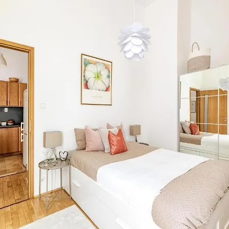 Garden Retreat By Downtown Rabbit Premium شقة