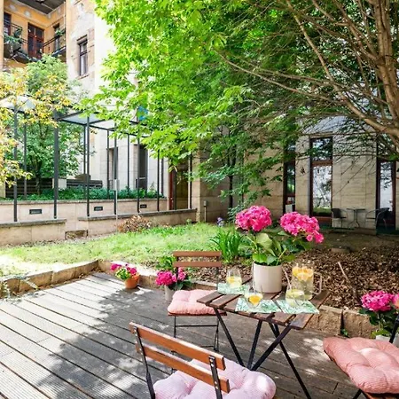 Garden Retreat By Downtown Rabbit Premium شقة