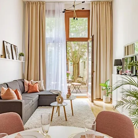Garden Retreat By Downtown Rabbit Premium شقة بودابست