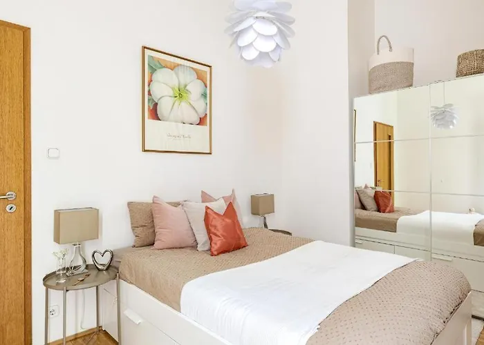 Downtown Rabbit Kazinczy13 *